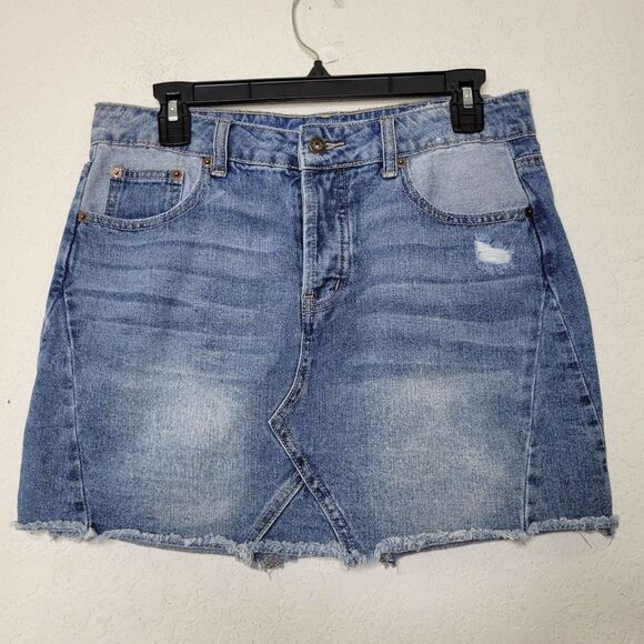 Maurices Light Wash Blue Denim Raw Hem Button Fly Mini Jean Skirt Size 3/4 - Picture 2 of 8
